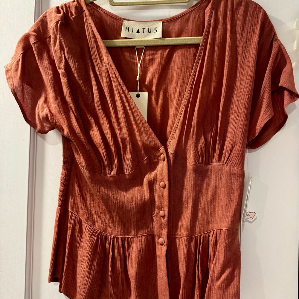 Hiatus Top